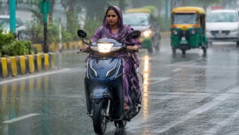 Aaj Ka Mausam: इन राज्यों में नहीं थमेगी बारिश, IMD ने 20 से अधिक राज्यों में जारी किया अलर्ट, पढ़ें मौसम ताजा अपडेट