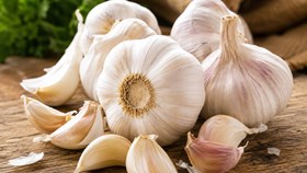 Garlic Peeling Hack: लहसुन छीलने में नहीं करना पड़ेगा घंटों का झंझट, ये आसान तरीका बचाएगा आपका समय और मेहनत