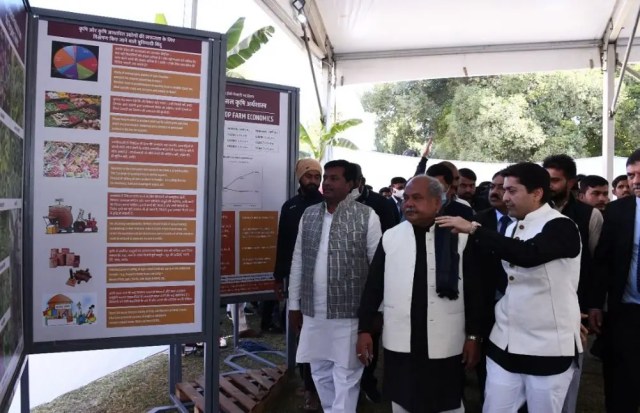 कृषिमंत्र्यांनी ग्वाल्हेरमध्ये फिरते कृषी ज्ञान केंद्र - 'शाश्वत भारत कृषी रथ' लाँच केले